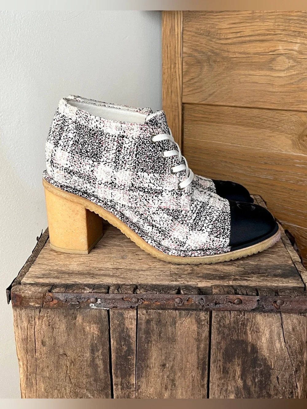 Chanel Tweed CC Cap Toe Lace Up Ankle Boots Size 41 G34631 Pink Black Boot